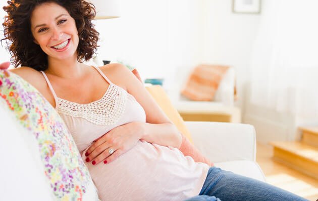 Gravid kvinne smiler