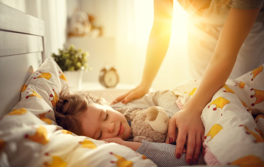Hvordan hjelpe barnet ditt å våkne lettere