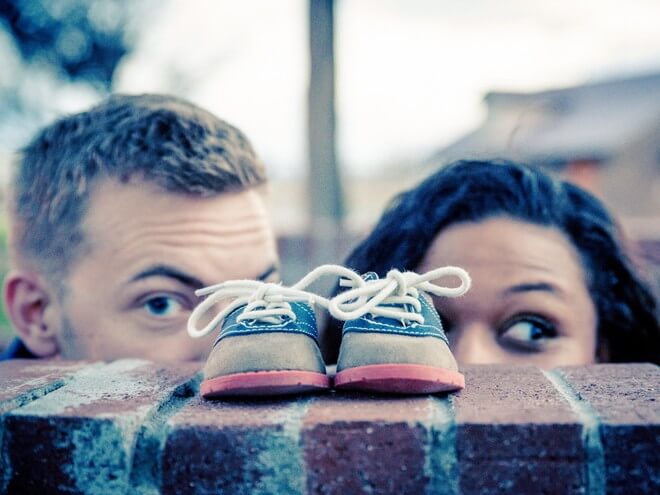 Førstegangsforeldre ser på babysko