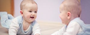6 fordeler ved å leke med babyen foran speilet