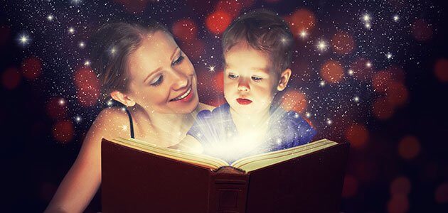 Mor og barn leser eventyr