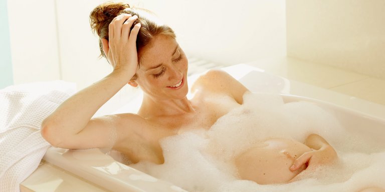 Gravid kvinne i badekar