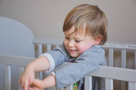 Hvordan skal babyens barneseng være?