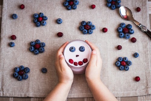 Å gi babyen yoghurt
