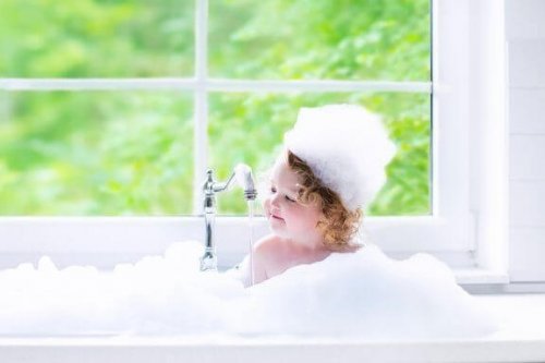 Når burde barn begynne å dusje alene?