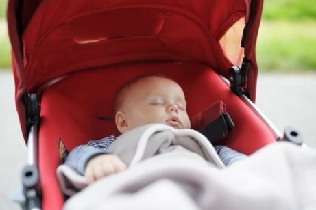Når kan du begynne å gå ut med babyen din?