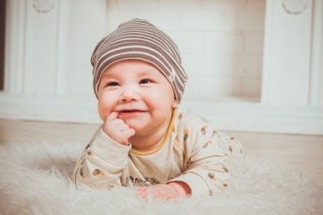 Når kan babyer begynne å løfte sine hoder?