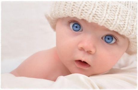 Hvorfor er babyer født med grå øyne?