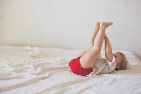 Hvordan hjelpe barnet ditt å våkne i godt humør?