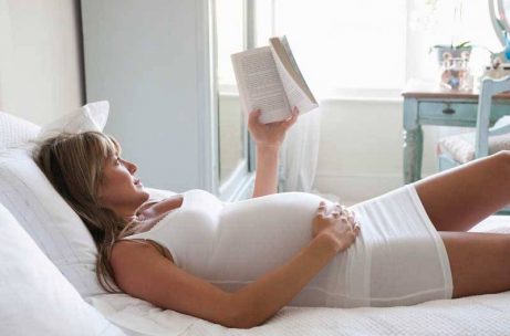 Sengeleie under svangerskapet: Les gjerne den boken du alltid har hatt lyst til å lese.