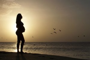 10 naturlige remedier for å sette i gang fødselen