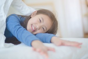 Slik kan du hjelpe barnet ditt med å våkne i godt humør