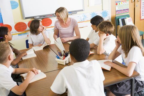 Lærer og elever i klasserommet. Pedagogisk psykologi.