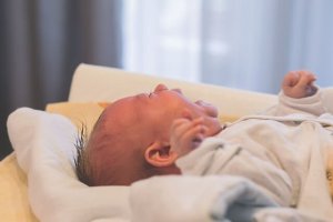 Når kan babyer begynne å løfte hodet?