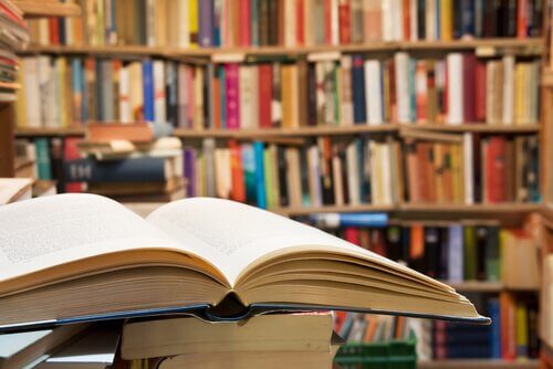 Bøker i et bibliotek