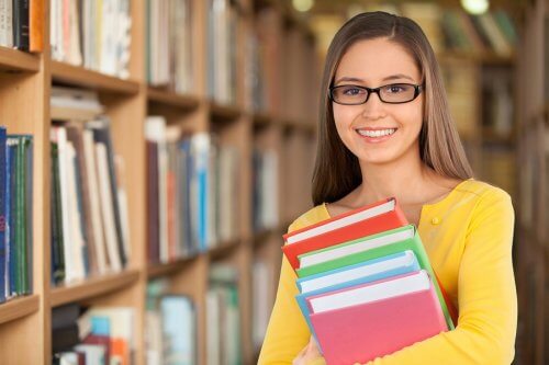 Ung jente i et bibliotek