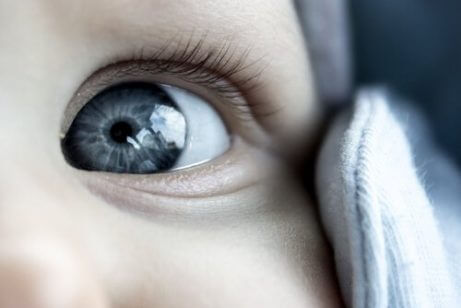 Hvorfor er babyer født med grå øyne?