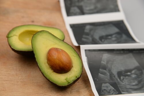 Avokado som et eksemple på sunne matvarer under graviditeten