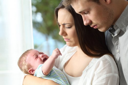 Baby blir holdt for å slutte å gråte