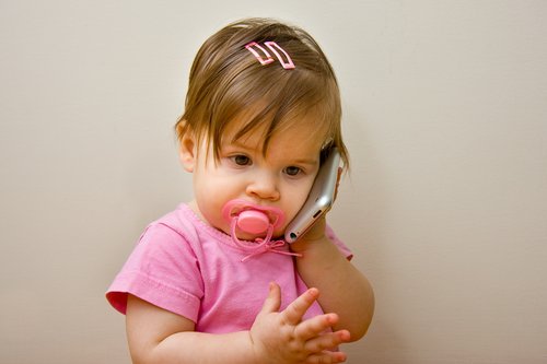 Å stimulere at barn begynner å snakke ved hjelp av telefon