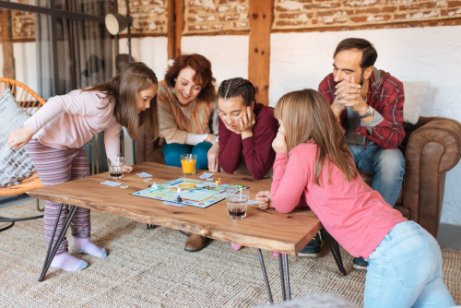 En familie spiller spill rundt et bord