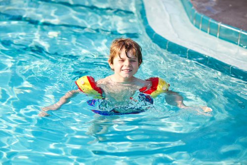 Gutt lærer svømme i bassenget