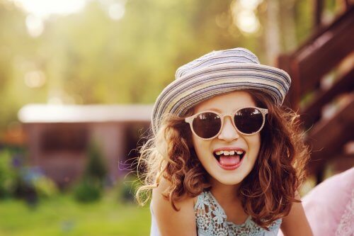 En glad jente med solbriller.
