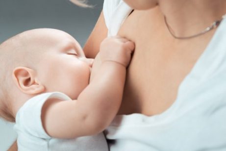 Hva skal jeg gjøre hvis babyen setter melk i halsen