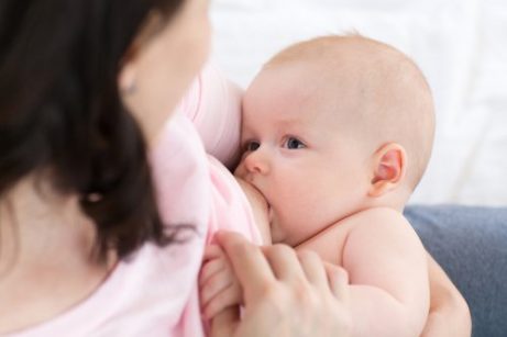 baby drikker melk