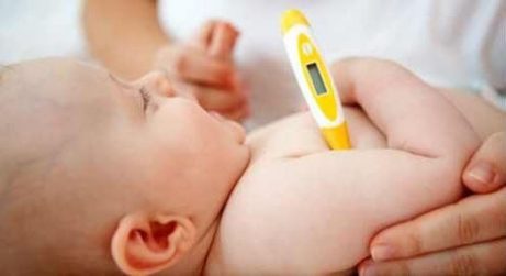 Triks for å senke feber hos babyer