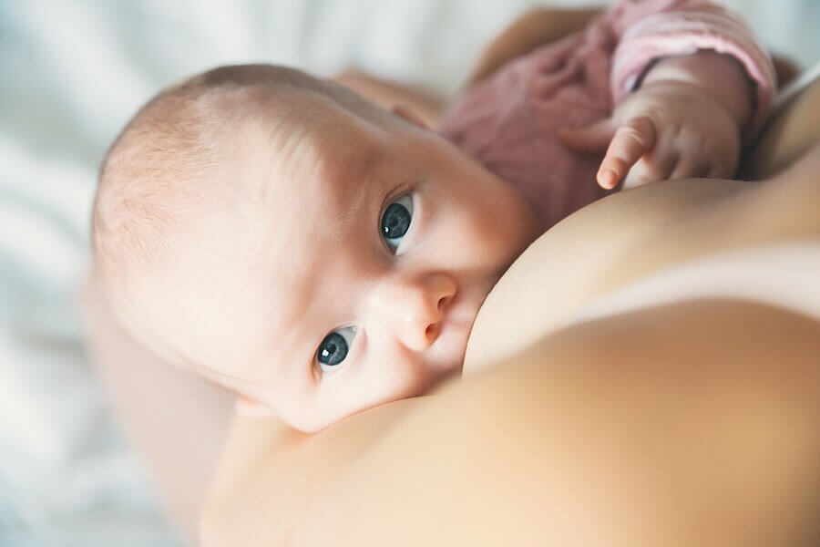 Hva skal jeg gjøre hvis babyen setter melk i halsen?