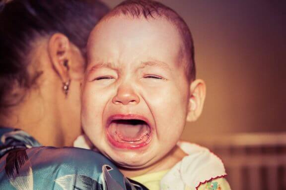 Hvorfor våkner babyen min alltid gråtende?