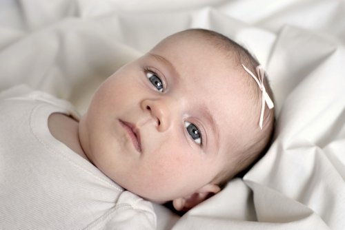 Babyers pusting kan være urytmisk selv når babyen er så rolig som denne.
