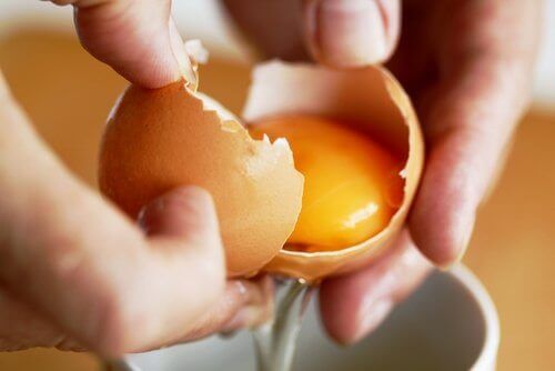 Rått egg som deles i to
