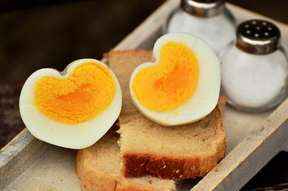 To hardkokte hjerteformede egg