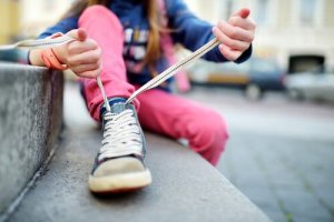 Lær barnet ditt å knyte skoene sine