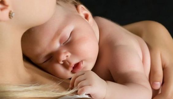 Forsiktig: Unngå å trekke ned huden på babyens penis