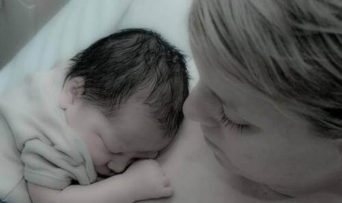 Mor med sitt nyfødte barn