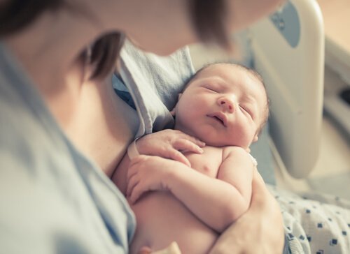 Nyfødt baby i mors fang