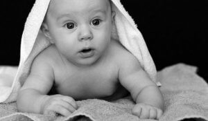 Forsiktig: Unngå å trekke ned huden på babyens penis