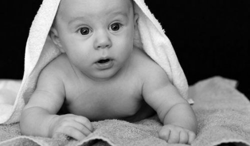 Forsiktig: Unngå å trekke ned huden på babyens penis