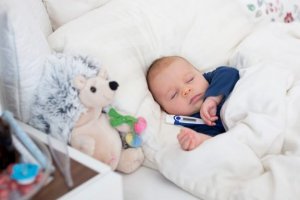 Triks for å senke feber hos babyer