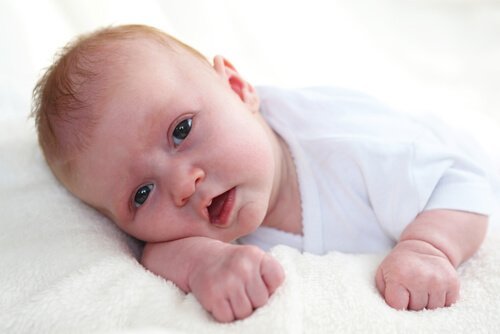 Syk baby på hvitt teppe