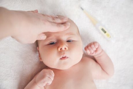 Triks for å senke feber hos babyer