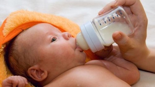 Baby som gulper etter måltidet