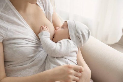 Min baby gulper etter måltidet: Bør jeg bekymre meg?