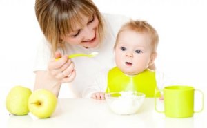 Hvordan hjelpe babyen din å prøve nye matvarer