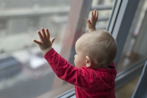 Baby ser ut av vinduet