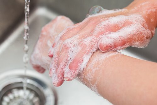 Å vaske hendene ofte er en av de meste måtene å forebygge forkjølelser på.