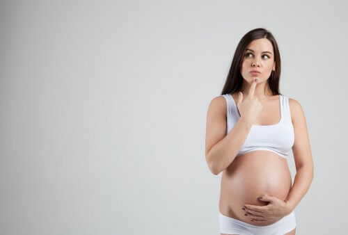 tenkende gravid dame